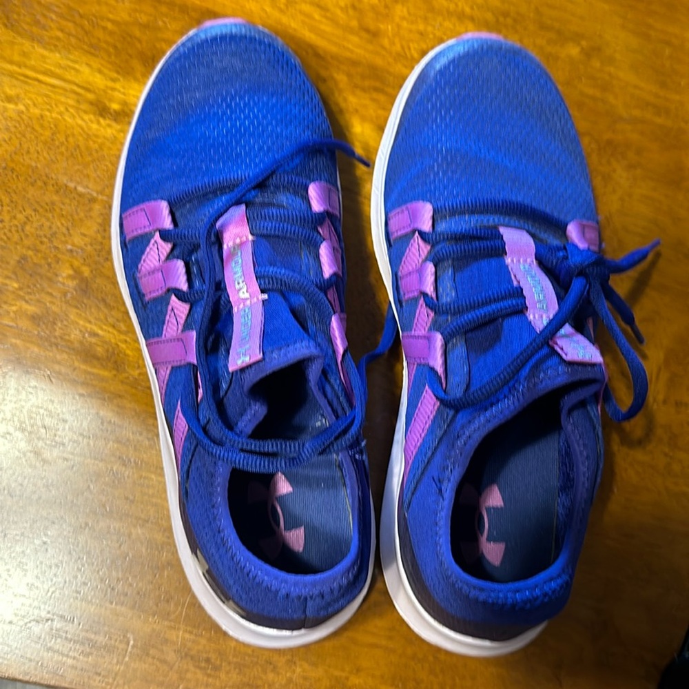 6.5 Youth. Girl sneaker. Great condition.